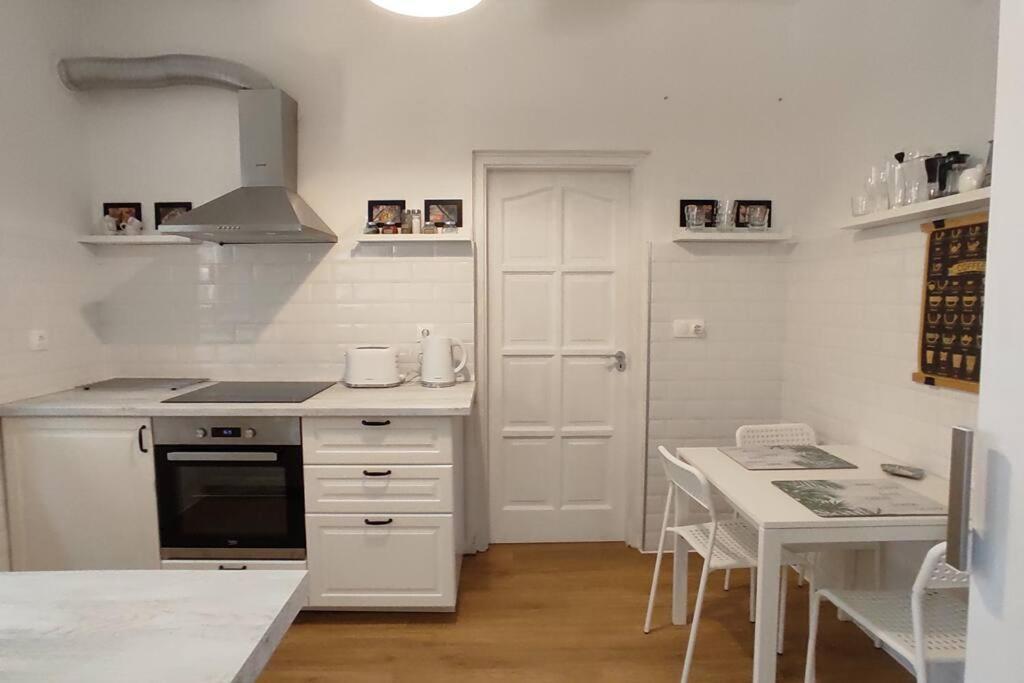 Flora House 3 Minutes From Lake Balaton ケストヘイ エクステリア 写真